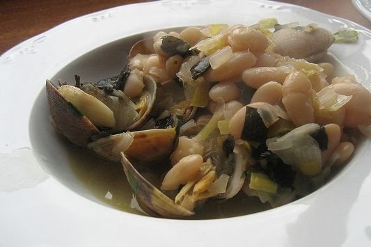 Foto de la receta de alubias blancas con almejas Receta de alubias blancas con almejas