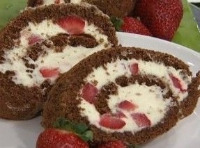 Foto de la receta de arrollado de frutillas y crema Receta de arrollado de frutillas y crema