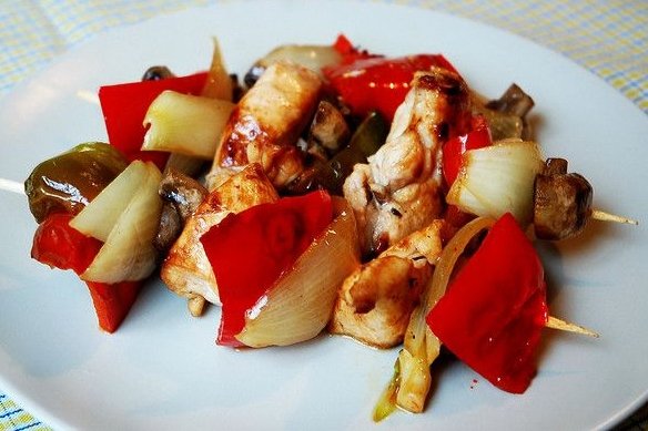 Foto de la receta de brochetas de pollo y champiñones Receta de brochetas de pollo y champiñones