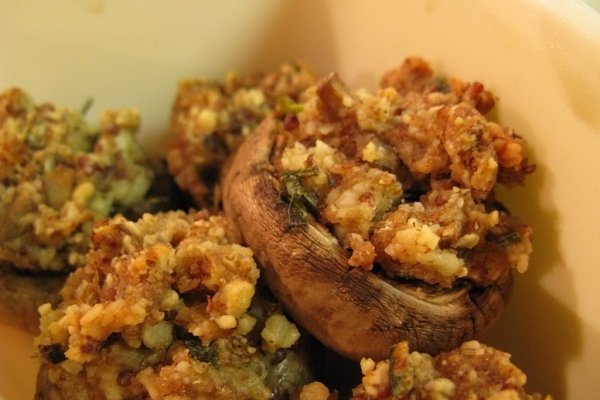 Foto de la receta de champiñones rellenos de bacón y queso Receta de champiñones rellenos de bacón y queso