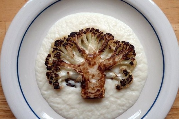 Foto de la receta de crema de coliflor ligera Receta de crema de coliflor ligera