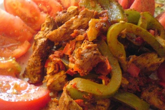 Foto de la receta de ensalada de atún, pimiento y tomate Receta de ensalada de atún, pimiento y tomate