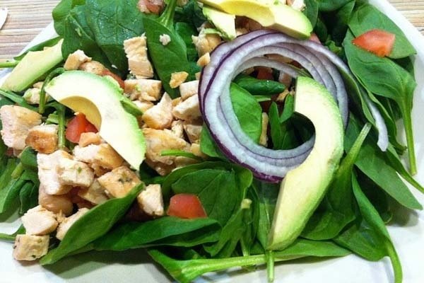 Foto de la receta de ensalada de pollo y espinacas Receta de ensalada de pollo y espinacas