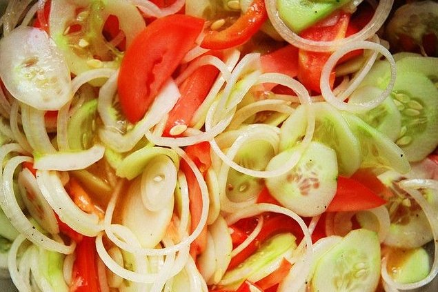 Foto de la receta de ensalada de tomate y pepino Receta de ensalada de tomate y pepino