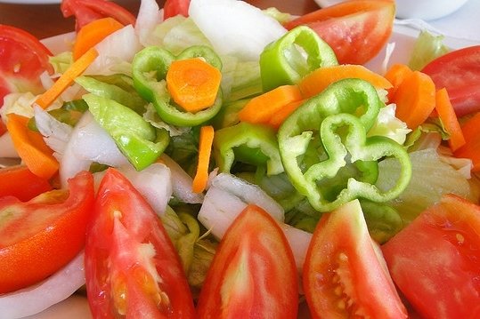 Foto de la receta de ensalada de tomate y zanahoria Receta de ensalada de tomate y zanahoria