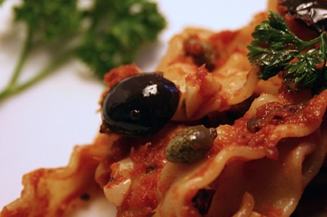 Foto de la receta de espaguetis a la putanesca Receta de espaguetis a la putanesca
