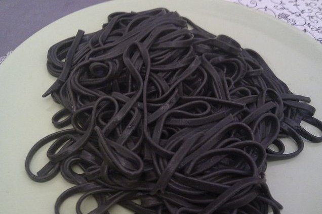 Foto de la receta de espaguetis negros con gulas Receta de espaguetis negros con gulas