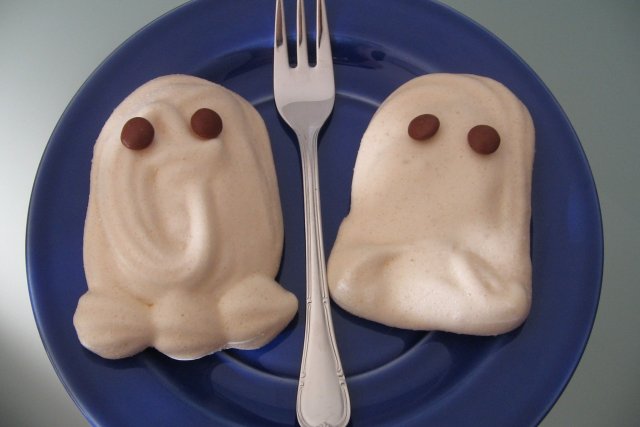 Foto de la receta de fantasmas de merengue Receta de fantasmas de merengue