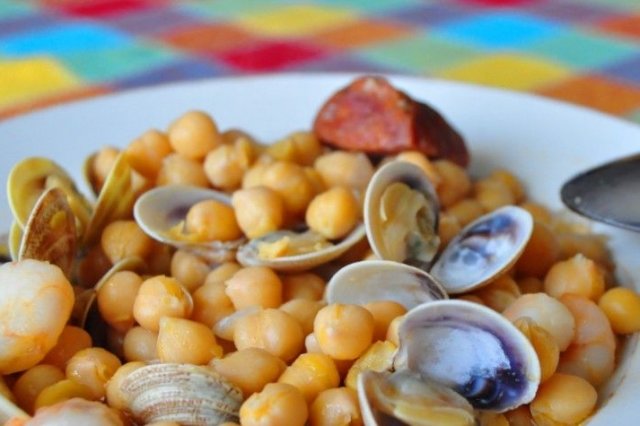 Foto de la receta de garbanzos con gambas y almejas Receta de garbanzos con gambas y almejas