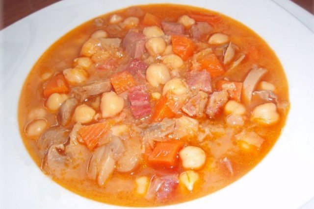 Foto de la receta de garbanzos estofados con jamón Receta de garbanzos estofados con jamón