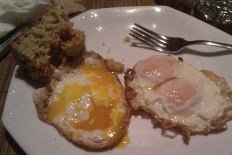 Foto de la receta de huevos fritos con pan de maíz Receta de huevos fritos con pan de maíz