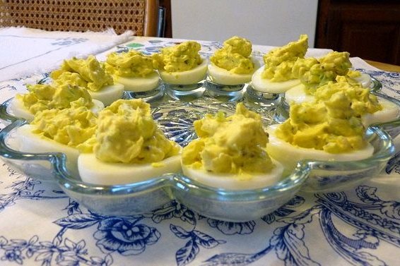 Foto de la receta de huevos rellenos con aguacate Receta de huevos rellenos con aguacate