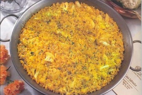 Foto de la receta de paella de alcachofas, coliflor y bacalao al tío juan Receta de paella de alcachofas, coliflor y bacalao al tío juan