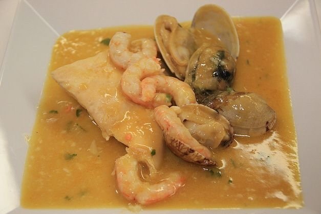 Foto de la receta de pescadilla con salsa de mariscos Receta de pescadilla con salsa de mariscos