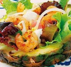 Foto de la receta de piña rellena de ensalada de langostinos Receta de piña rellena de ensalada de langostinos