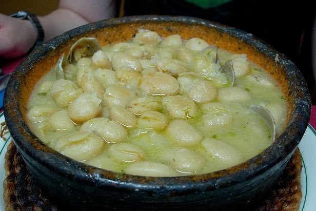 Foto de la receta de pochas con almejas Receta de pochas con almejas