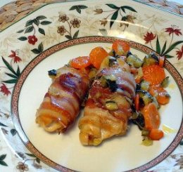 Foto de la receta de pollo envuelto en tocino con bechamel Receta de pollo envuelto en tocino con bechamel