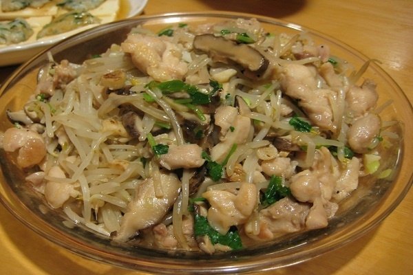 Foto de la receta de pollo guisado con champiñones Receta de pollo guisado con champiñones