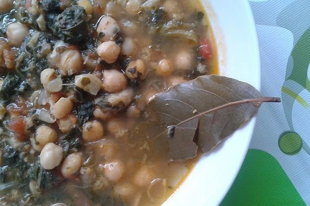 Foto de la receta de potaje de garbanzos con bacalao y espinacas Receta de potaje de garbanzos con bacalao y espinacas