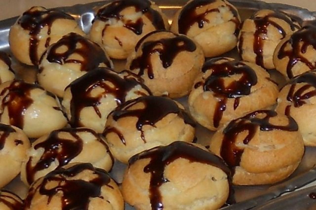 Foto de la receta de profiteroles rellenos de crema Receta de profiteroles rellenos de crema