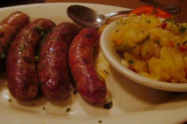 Foto de la receta de salchichas con ensalada Receta de salchichas con ensalada