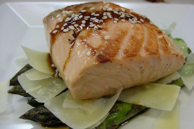 Foto de la receta de salmón con espárragos verdes Receta de salmón con espárragos verdes