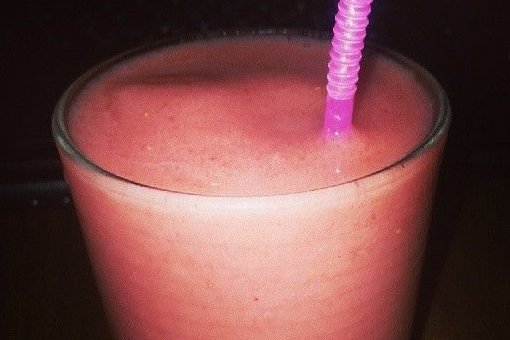 Foto de la receta de smoothie de fresa y plátano Receta de smoothie de fresa y plátano