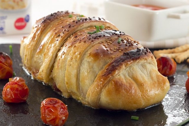 Foto de la receta de solomillo wellington con salsa de piquillos Receta de solomillo wellington con salsa de piquillos