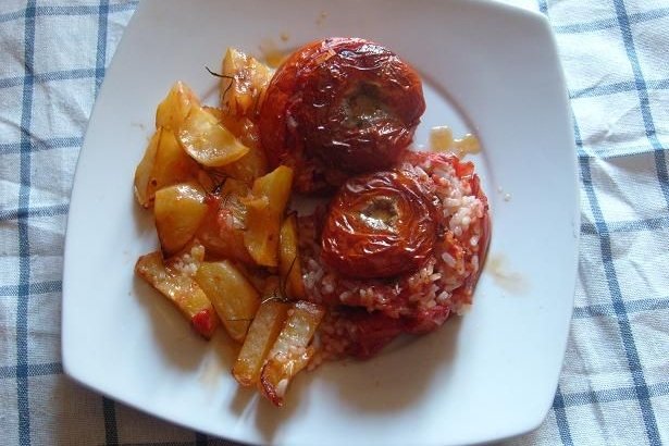 Foto de la receta de tomates rellenos con arroz Receta de tomates rellenos con arroz