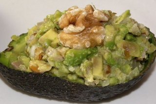 Receta de aguacates rellenos de marisco y nueces