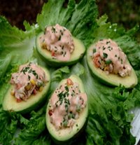 Receta de aguacates rellenos de ensaladilla con salsa rosa