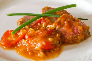 Receta de atún con tomate y pimientos