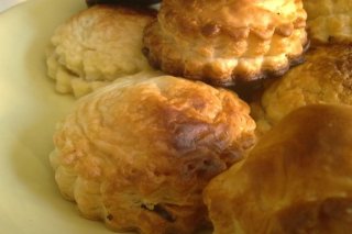 Receta de bocaditos de hojaldre rellenos de chistorra y miel