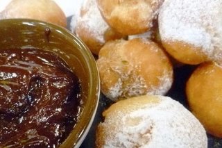 Receta de bolitas zeppole con salsa de chocolate