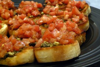 Receta de bruschetta de tomate y pesto