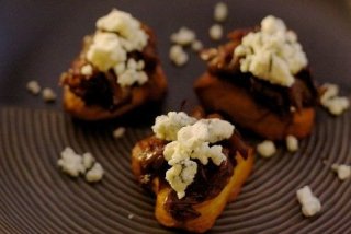 Receta de canapés calientes de hojaldre, queso y cebolla caramelizada