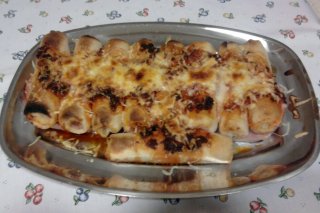 Receta de canelones de pan con tomate y embutido