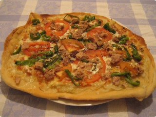 Coca salada de tomate, atún y huevo