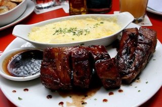 Receta de costillas de cerdo con salsa alioli de almendras