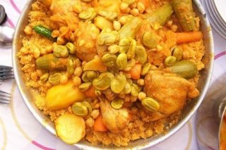 Receta de cous cous de pollo con verduras, pasas y pistachos