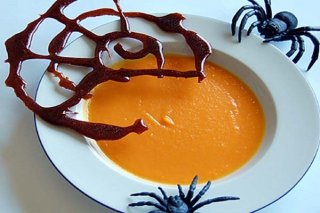 Receta de crema de calabaza con telaraña de caramelo