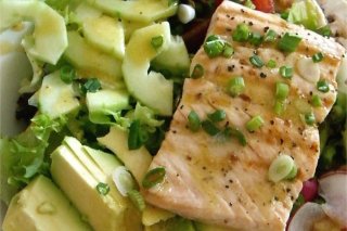 Receta de lomos de salmón fresco con ensalada de ajetes y aguacate