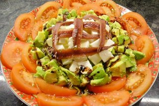 Receta de ensalada de aguacate, tomate, queso blanco y anchoas