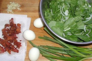 Receta de ensalada de espinacas con bacon y huevo cocido