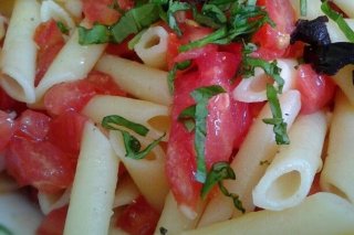 Receta de ensalada de macarrones con tomates