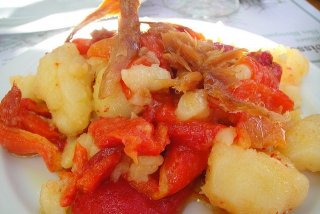 Receta de ensalada de pimientos, patatas y pescado