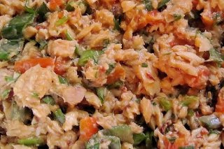 Receta de ensaladilla de salmón, pimiento rojo y mayonesa