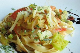 Receta de ensalada de tallarines con tomate