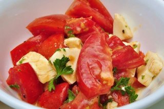 Receta de ensalada de tomate con mozzarella