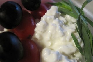 Receta de ensalada de tomate, queso cottage y aceitunas